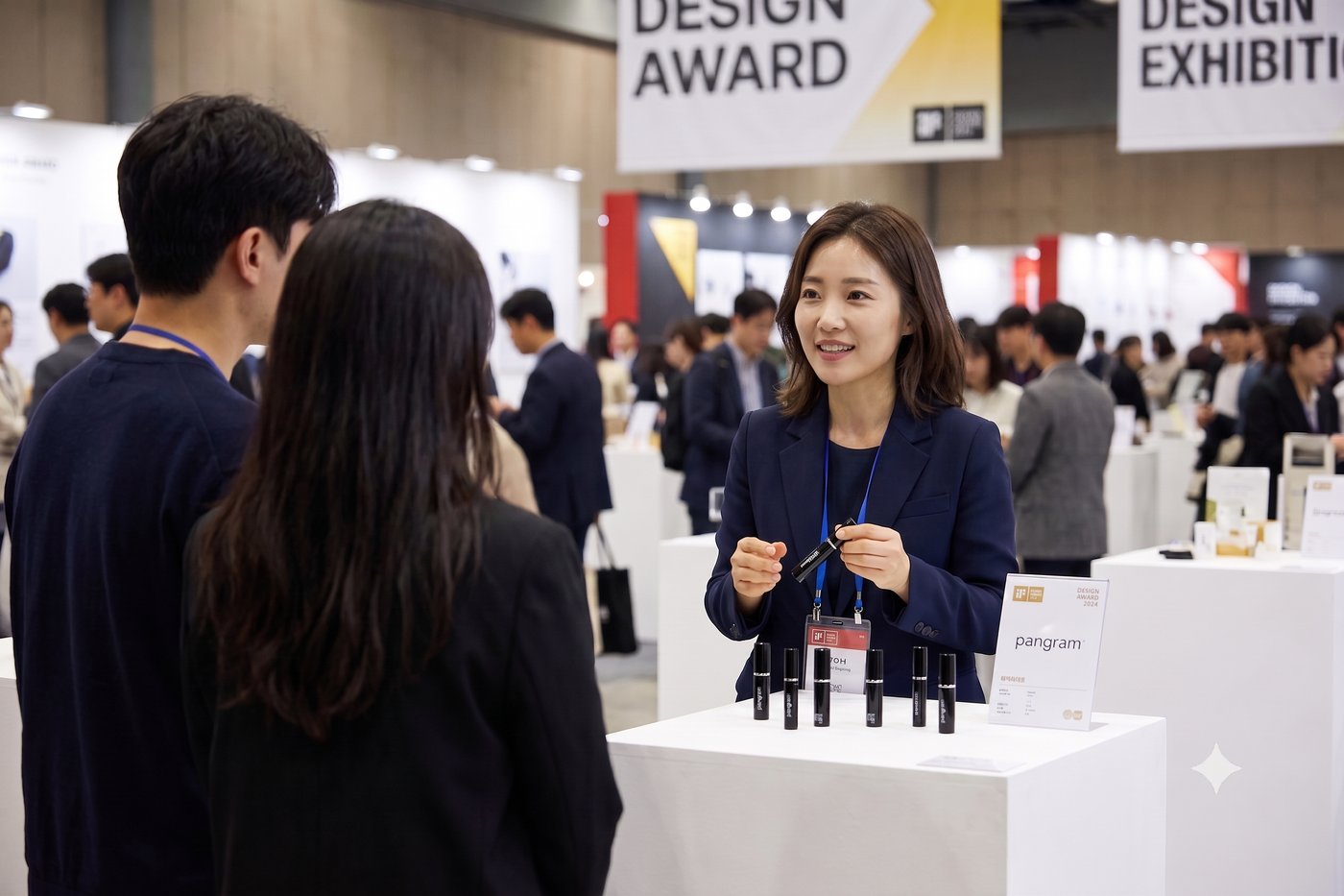 전시회에서 팬그램 제품을 소개하는 모습